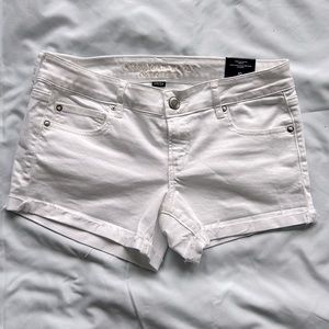 American Eagle Women’s White Jean Shorts 
“Super Low Shortie” Size 10 Worn once